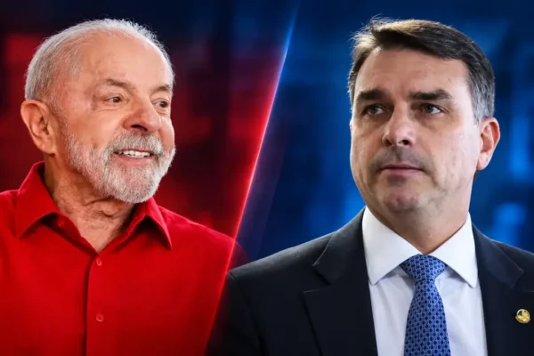 Montagem horizontal com Lula à esquerda e Flávio Bolsonaro à direita, separados por uma faixa diagonal.