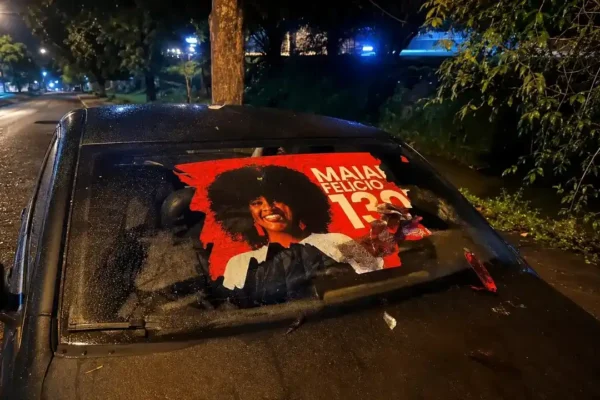 Adesivo da campanha de Maiara Felício é rasgado em Nova Friburgo