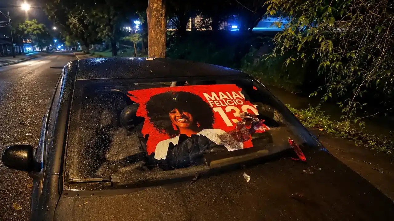 Adesivo da campanha de Maiara Felício é rasgado em Nova Friburgo