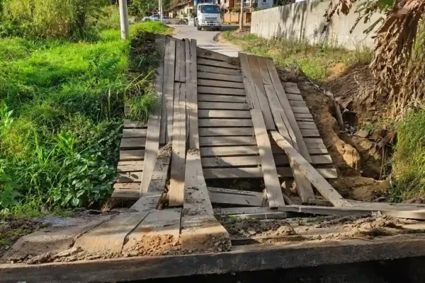 Tábuas quebradas mostram situação precária de ponte em Nova Friburgo