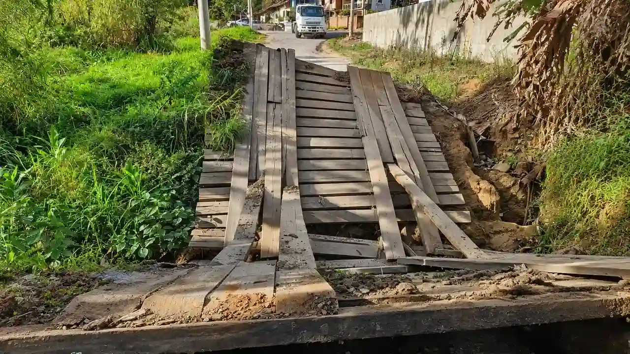 Tábuas quebradas mostram situação precária de ponte em Nova Friburgo