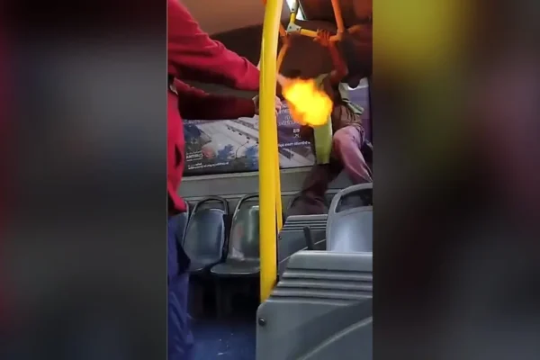 Dois homens discutem dentro de ônibus em Curitiba durante cena registrada por passageira