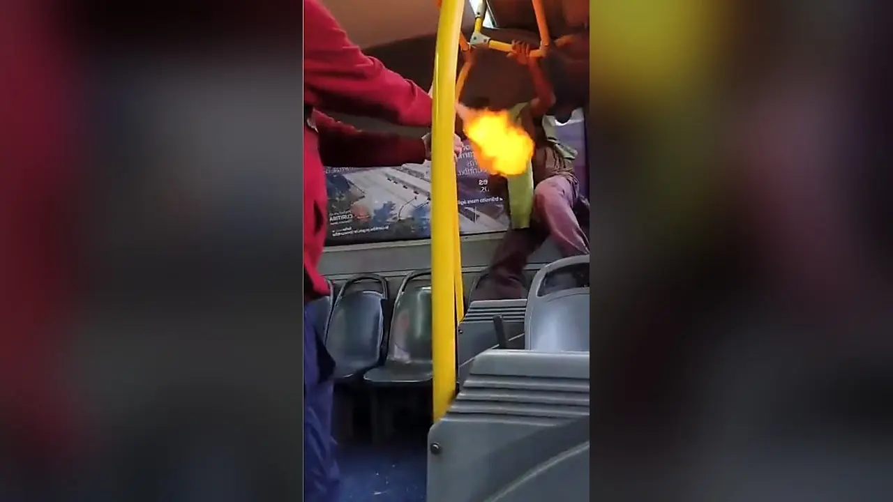 Dois homens discutem dentro de ônibus em Curitiba durante cena registrada por passageira