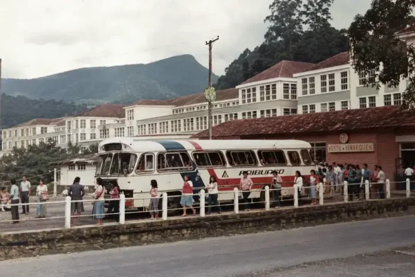 Ônibus com trabalhadores em frente à antiga Fábrica Ypu, em Nova Friburgo
