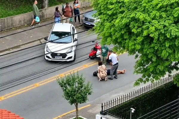 Acidente entre carro e motocicleta em Olaria, Nova Friburgo