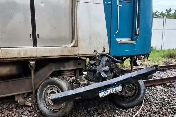 Trem e caminhonete envolvidos em colisão no Ramal Saracuruna