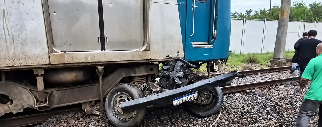 Trem e caminhonete envolvidos em colisão no Ramal Saracuruna