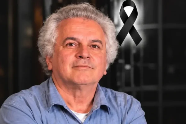 Carlos João Capris, o Carlinhos da Casa Aky, de camisa azul, com laço preto de luto ao lado.