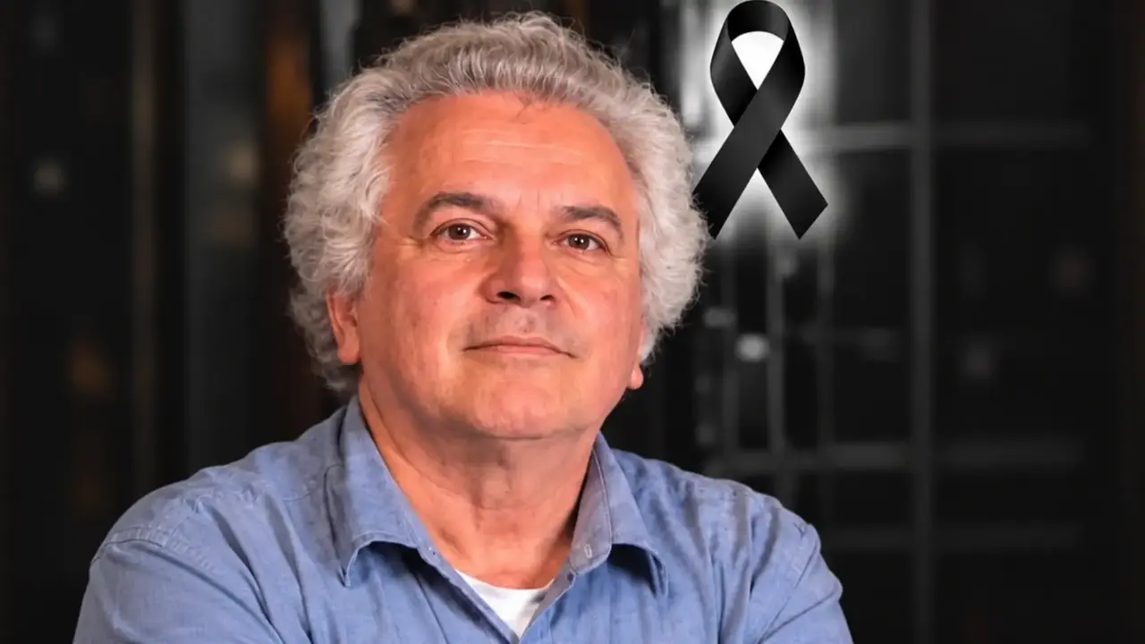 Carlos João Capris, o Carlinhos da Casa Aky, de camisa azul, com laço preto de luto ao lado.