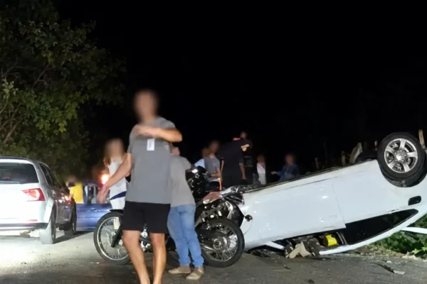 Carro capotado na RJ-148, em Sumidouro