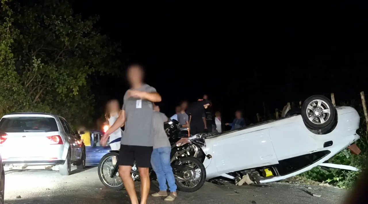 Carro capotado na RJ-148, em Sumidouro