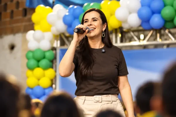 Vice na chapa de Eduardo Paes, Jane Reis visita Nova Friburgo e fala sobre o interior