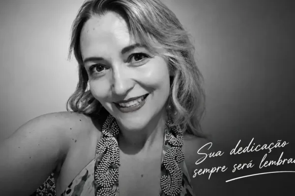 Retrato em preto e branco da técnica de enfermagem Luciana Ribeiro