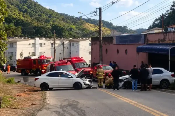 Dois carros com a parte dianteira destruída após colisão em Conselheiro Paulino