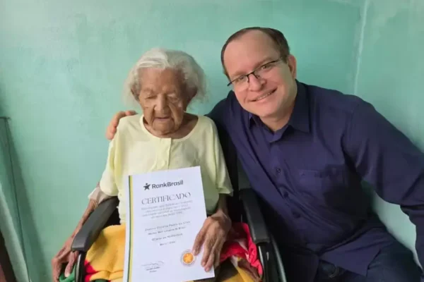 Deolira Glicéria Pedro da Silva, de 121 anos, em sua casa em Itaperuna