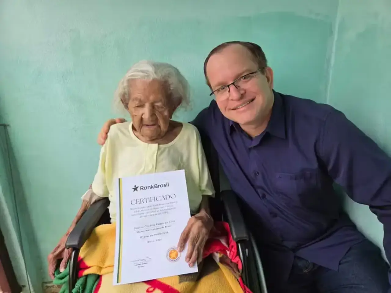 Deolira Glicéria Pedro da Silva, de 121 anos, em sua casa em Itaperuna