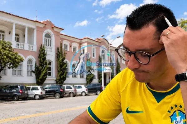 Prefeito Johnny Maycon diante da Prefeitura de Nova Friburgo