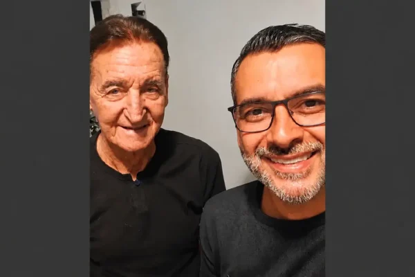 José Martins à esquerda e seu filho Zé Alexandre à direita, sorrindo para a fotografia.