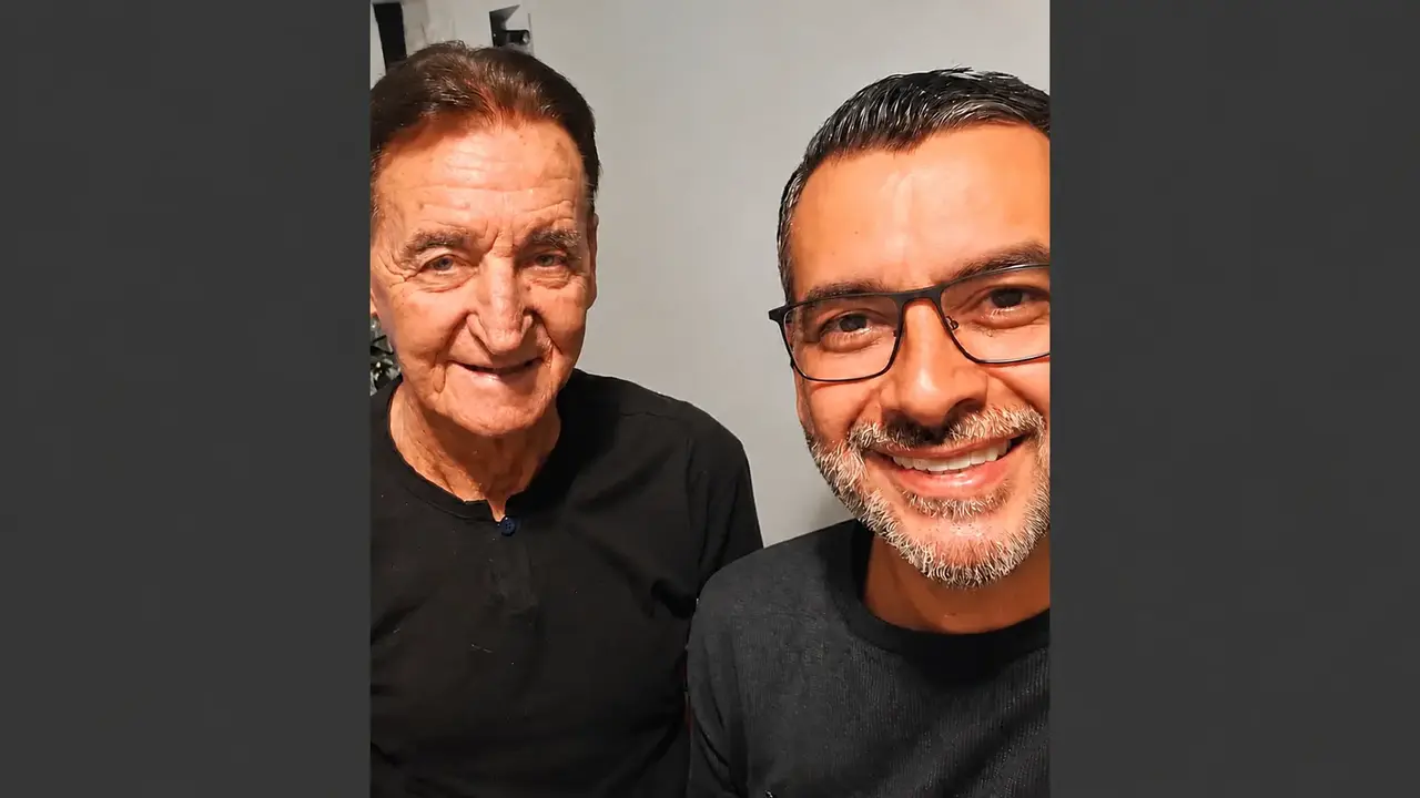José Martins à esquerda e seu filho Zé Alexandre à direita, sorrindo para a fotografia.