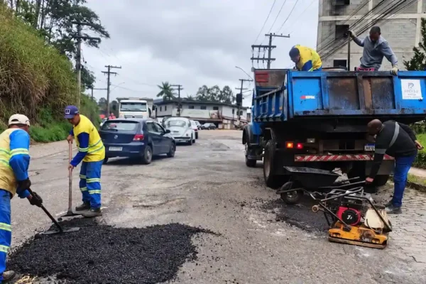 Trabalhadores realizam reparos no asfalto da RJ-130, em Duas Pedras, Nova Friburgo.
