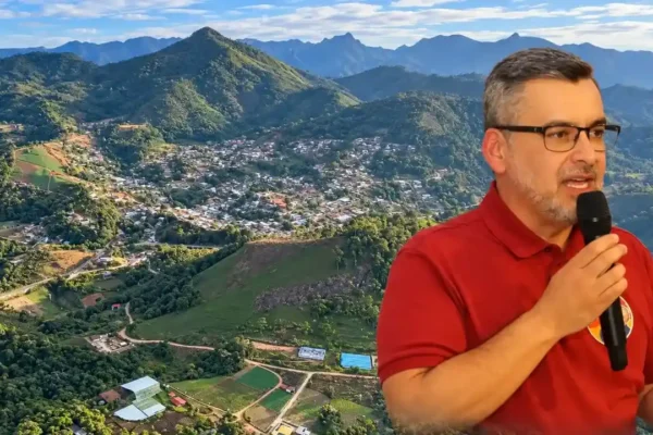 Montagem de Zé Alexandre segurando um microfone, com paisagem de Campo do Coelho ao fundo.