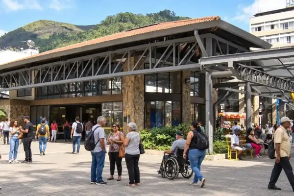 Montagem da Estação Livre com pessoas de diferentes idades circulando em frente ao terminal.
