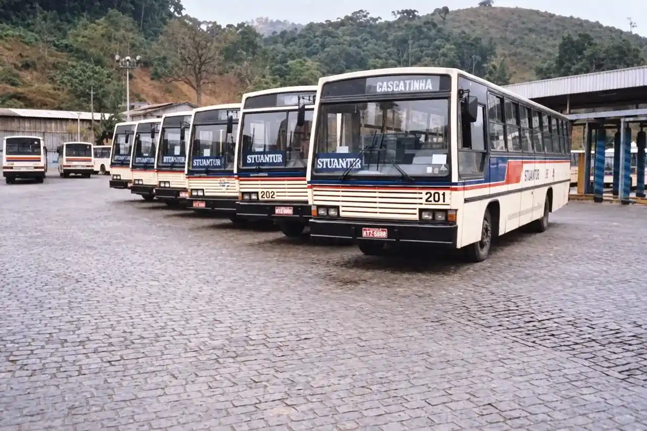 Ônibus antigos alinhados em um pátio, com destino Cascatinha no veículo 201 em primeiro plano.