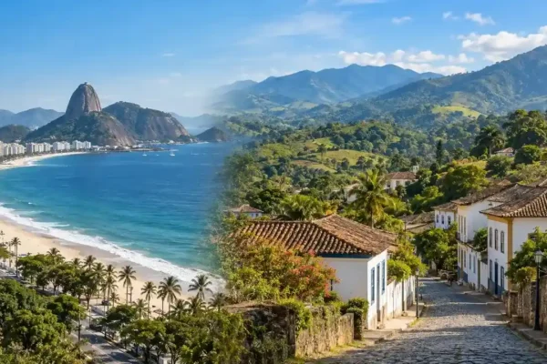 Composição de praia, montanhas verdes e casario colonial.