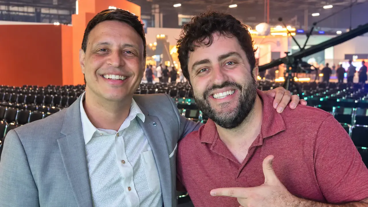 Dois participantes posam juntos no pavilhão da Brasil Game Show.
