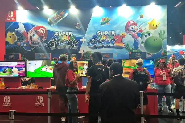 Visitantes experimentam jogos no estande da Nintendo na Brasil Game Show.