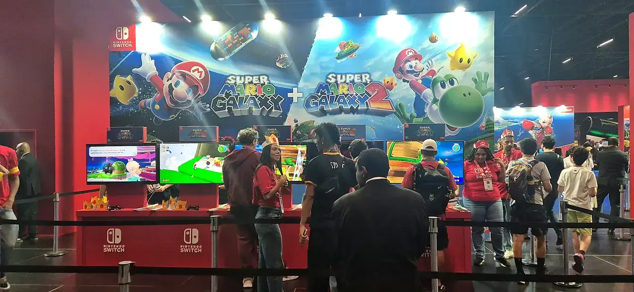 Visitantes experimentam jogos no estande da Nintendo na Brasil Game Show.