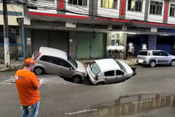Rompimento da drenagem provoca cratera em rua de Barra Mansa