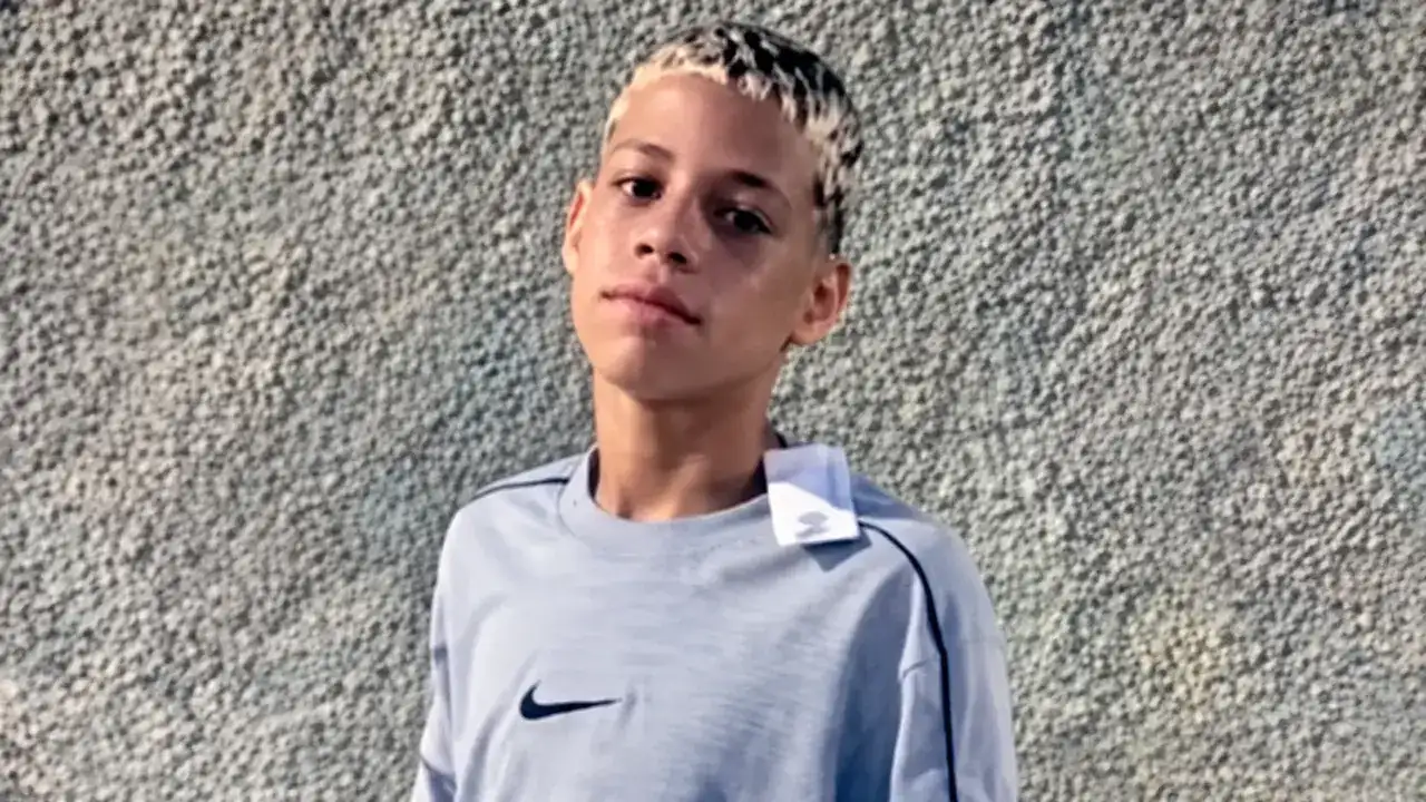 Policiais civis conduzem um homem algemado até um veículo.