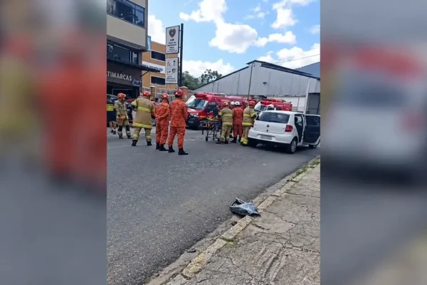 Bombeiros reunidos próximo a um carro branco e viaturas de resgate durante atendimento em Olaria, Nova Friburgo.