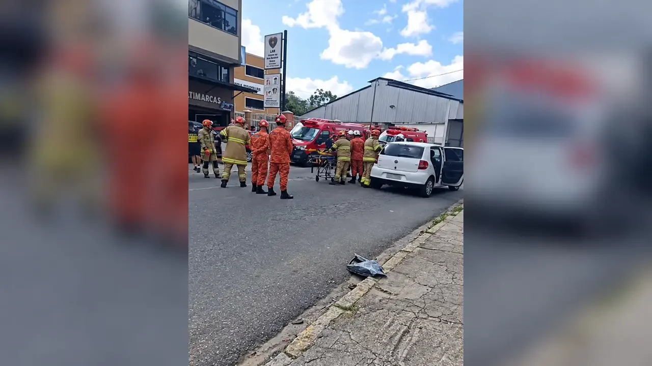 Bombeiros reunidos próximo a um carro branco e viaturas de resgate durante atendimento em Olaria, Nova Friburgo.