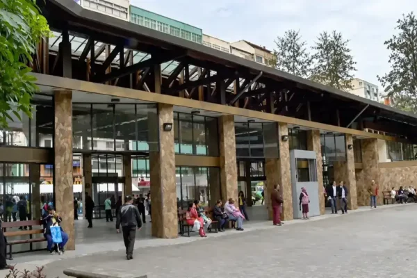 Fachada da Estação Livre, no Centro de Nova Friburgo, com pessoas junto ao terminal urbano.