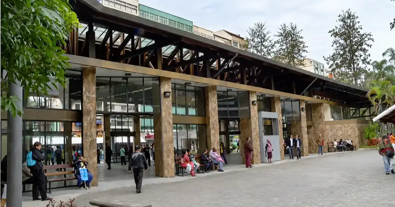 Fachada da Estação Livre, no Centro de Nova Friburgo, com pessoas junto ao terminal urbano.
